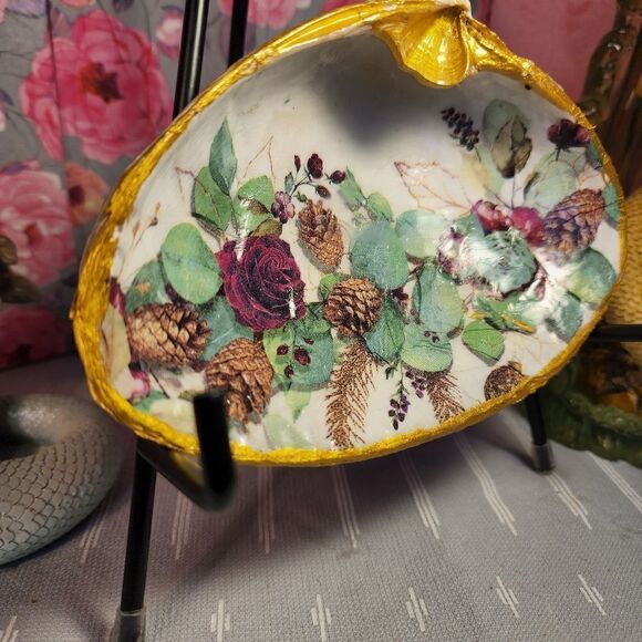 DECOUPAGE CLAM SHELL DECOUPAGE PINECONE AND ROSES - Picture 2 of 10